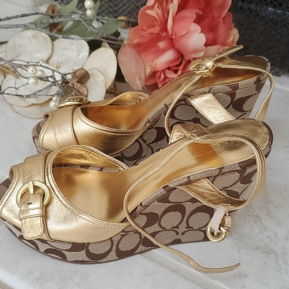 ‼️VERY RARE!!‼️ 🌟🤎 COACH Brown/Gold Wedge Sandals 🤎🌟